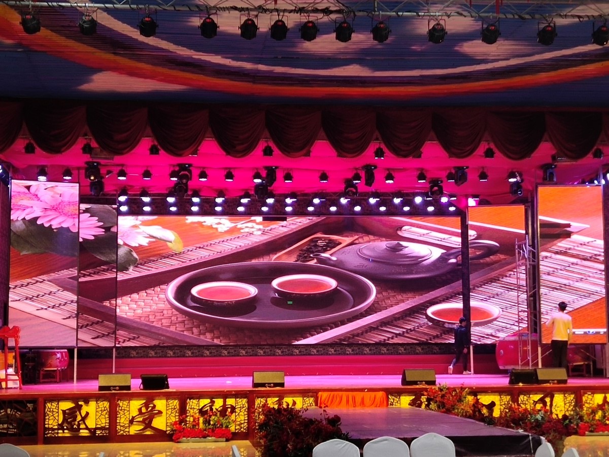 青海乐都某宴会厅 P4 LED 屏节造系统项目