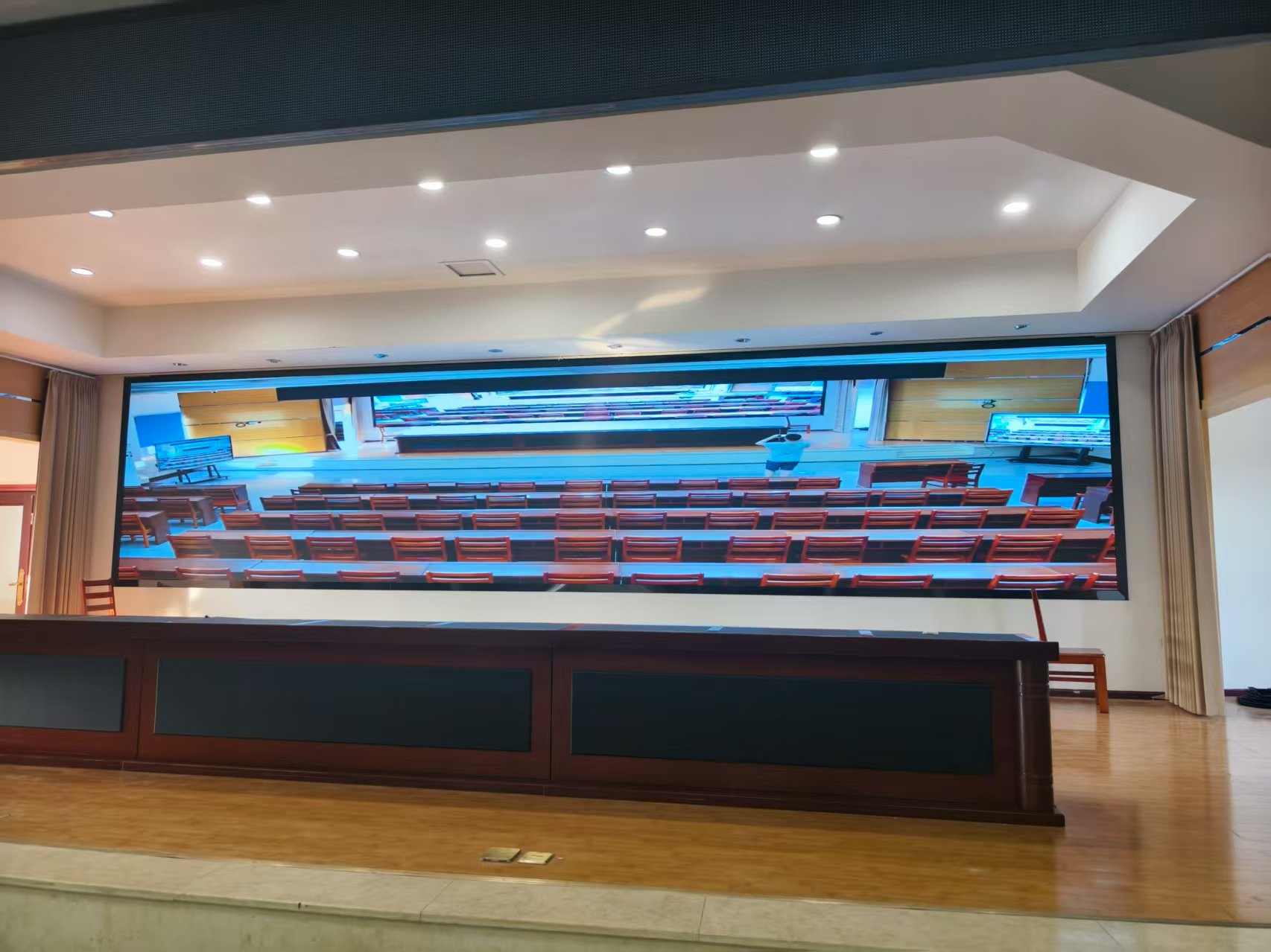 眉山某学；嵋槭 1.86 LED+LCD 混合显示屏节造系统项目