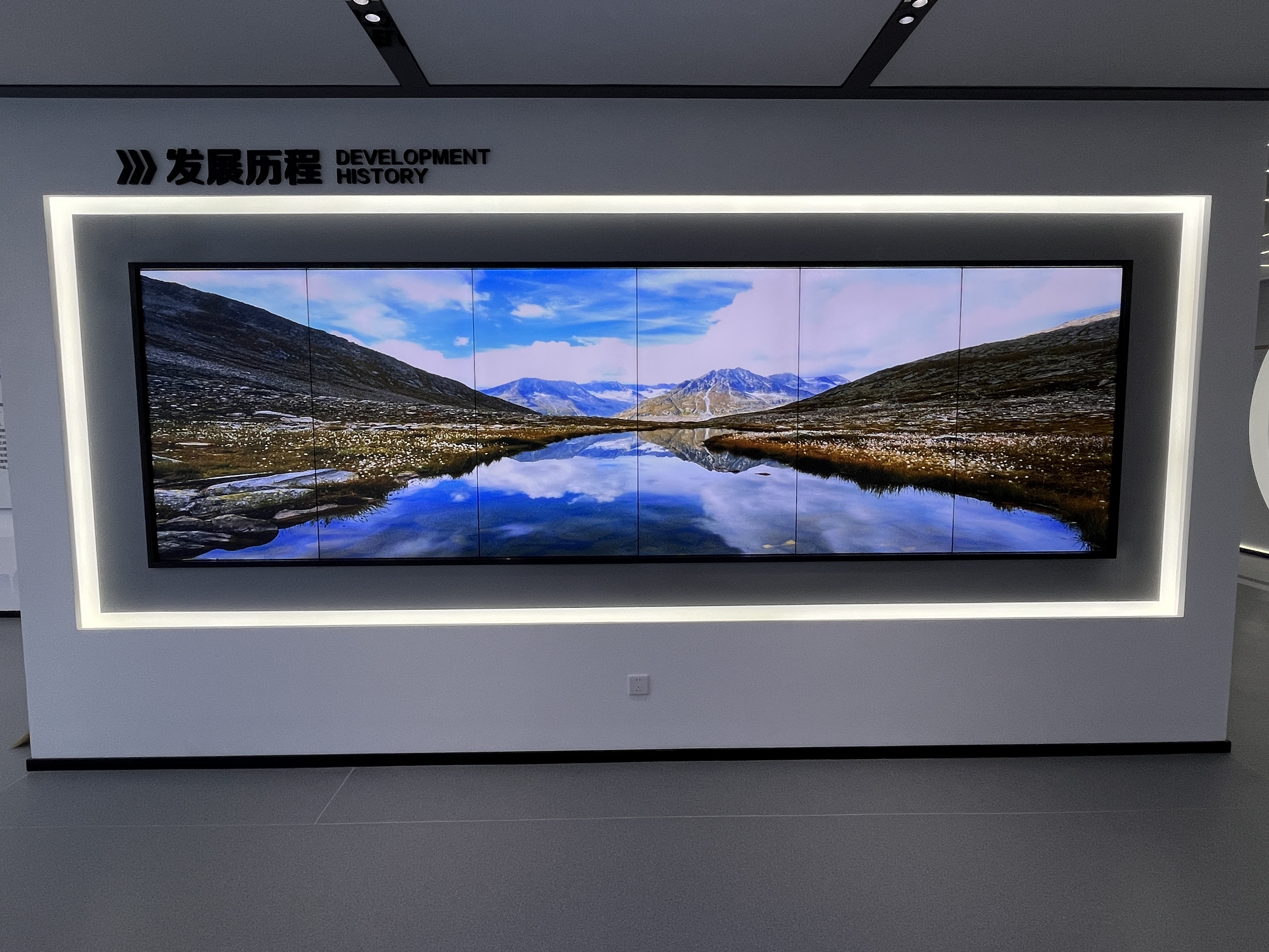 乌兰察布市蓝天展厅室内 P1.86 商用 LED 大屏?D2+S10+KSV24+KE1 链路点对点流畅展示项目