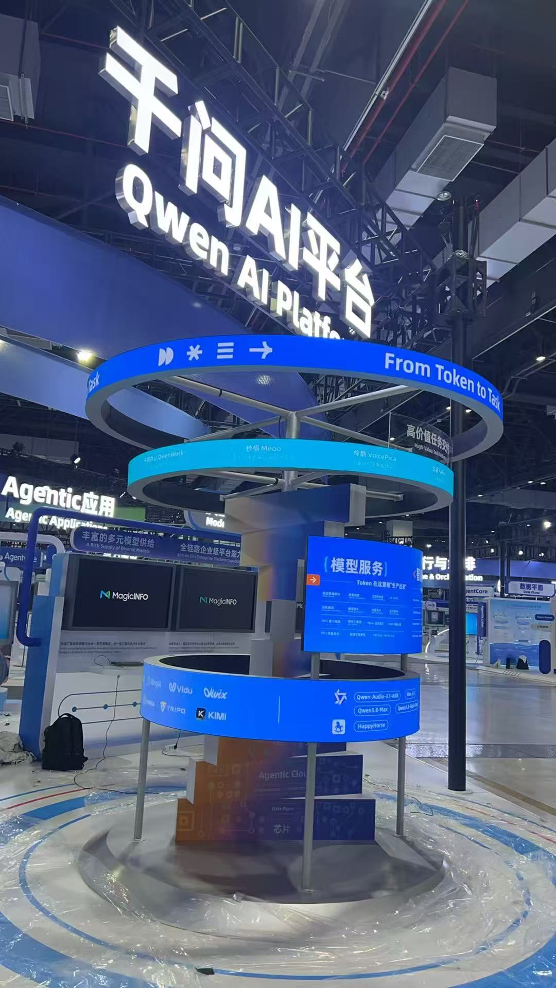 荆门千问 AI 展会多层长条 LED 屏项目